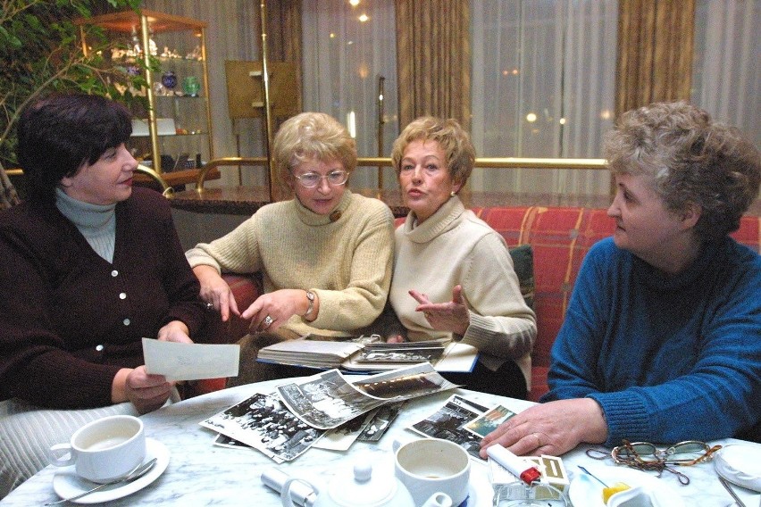 Rok 2003, spotkanie po latach, od lewej siedzą: Krystyna...