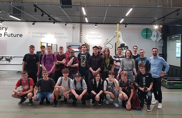 Uczniowie Zespołu Szkół Transportowo-Komunikacyjnych podczas wizyty w Astor Robotics Center w Krakowie
