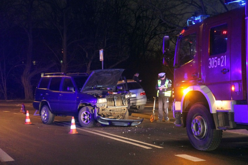 Wypadek na Kowalach. Czołowe zderzenie forda i BMW na ul....