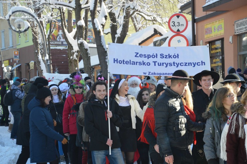 Zakopane. Kilkuset maturzystów zatańczyło poloneza na Krupówkach [ZDJĘCIA]