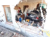Wypadek w Konstantynowie Łódzkim. Samochód osobowy przebił się przez ścianę kamienicy i zatrzymał w... pokoju! ZDJĘCIA