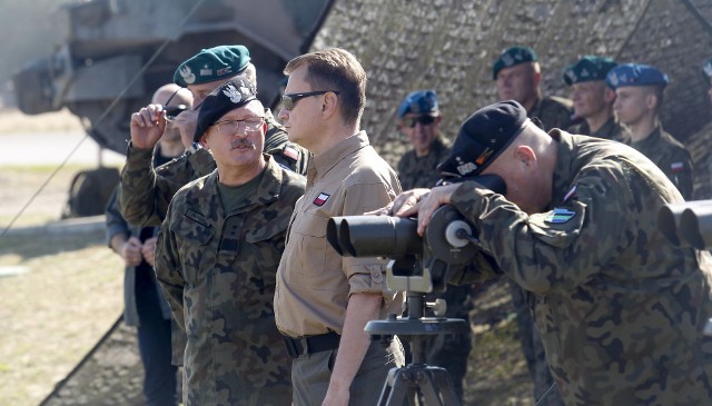 Minister obrony Mariusz Błaszczak obserwował w otoczeniu oficerów, m.in. dowódcy 12 SDZ gen. Dariusza Parylaka (z lewej), ćwiczenia w Nowej Dębie.