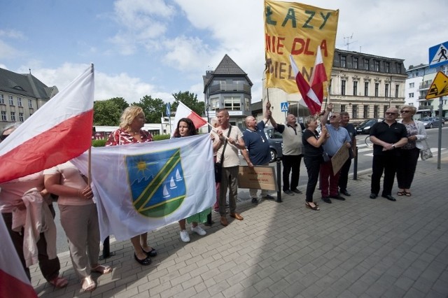Mieszkańcy Mielna i Sianowa podczas jednego z lipcowych protestów.
