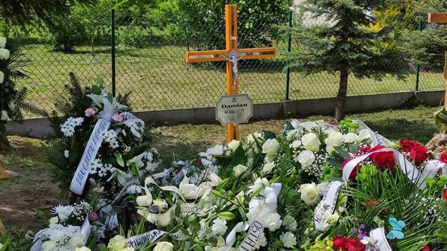 20-letni Damian zginął na pasach przy ul. Andersa w Toruniu w maju br. Śmiertelnie potrącił go kierowca, który jechał po alkoholu, za szybko, wymuszając pierwszeństwo na przejściu dla pieszych. Po spowodowaniu wypadku uciekł z miejsca zdarzenia. 19 września Sąd Rejonowy w Toruniu ogłosił wyrok dla Dariusza P.