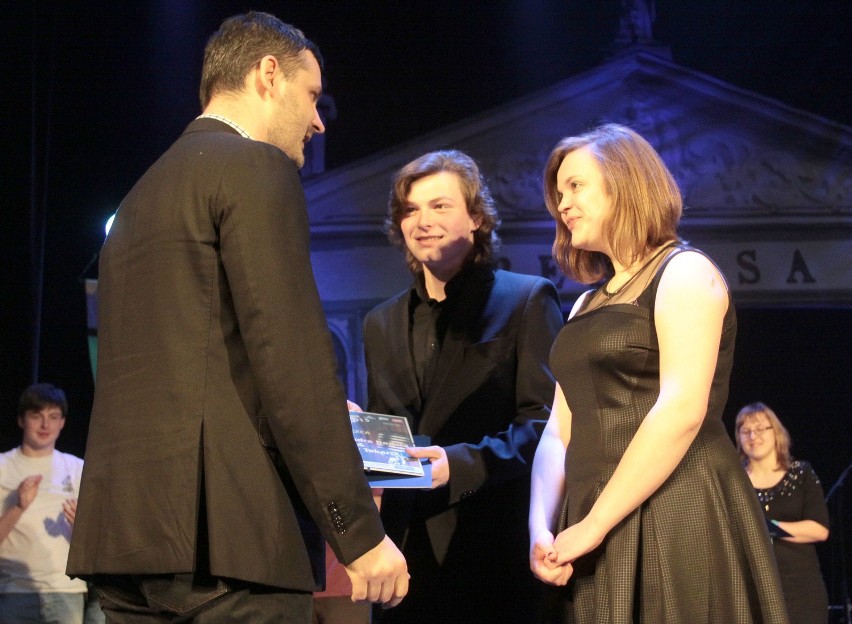 W imieniu prezydenta miasta nagrodę laureatom wręczył Rafał...