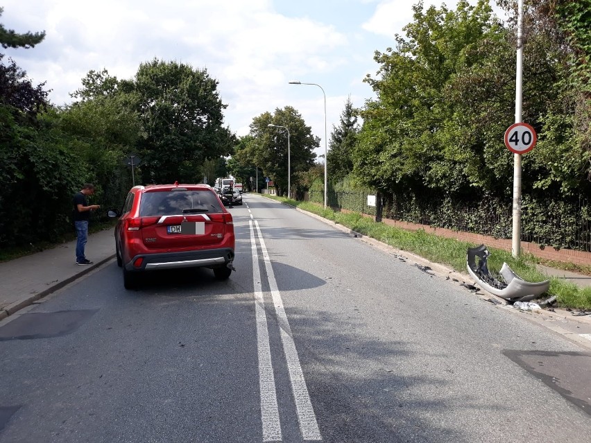 Wypadek trzech samochodów na obrzeżach Wrocławia (ZDJĘCIA)