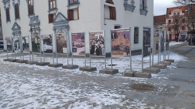 Wystawa znajduje się na rynku wokół Muzeum Ziemi Chełmińskiej