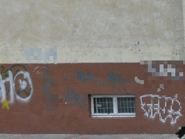 Młody mężczyzna z Pszczewa namalował na budynku symbole swojego ulubionego klubu. Został zatrzymany i niebawem sąd rozliczy go za zniszczenie mienia.