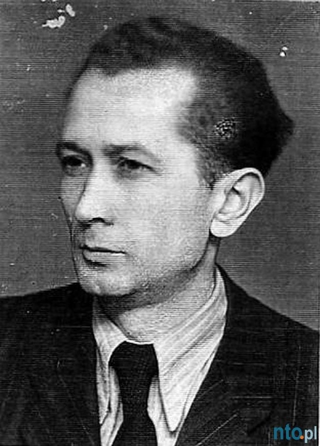 Leon Piekoszewski mieszkał w Kluczborku zaledwie przez półtora roku. Do poniemieckiego Kreuzburga przyjechał z rodzinnego Sosnowca 18 marca 1945 roku wraz ze Śląsko-Opolską Grupą Operacyjną, której zadaniem było zagospodarowania Ziem Odzyskanych.