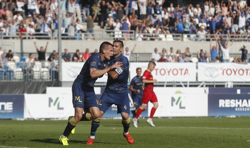 Stal Rzeszów pokonuje Podhale Nowy Targ 2:1 i awansuje do 2...