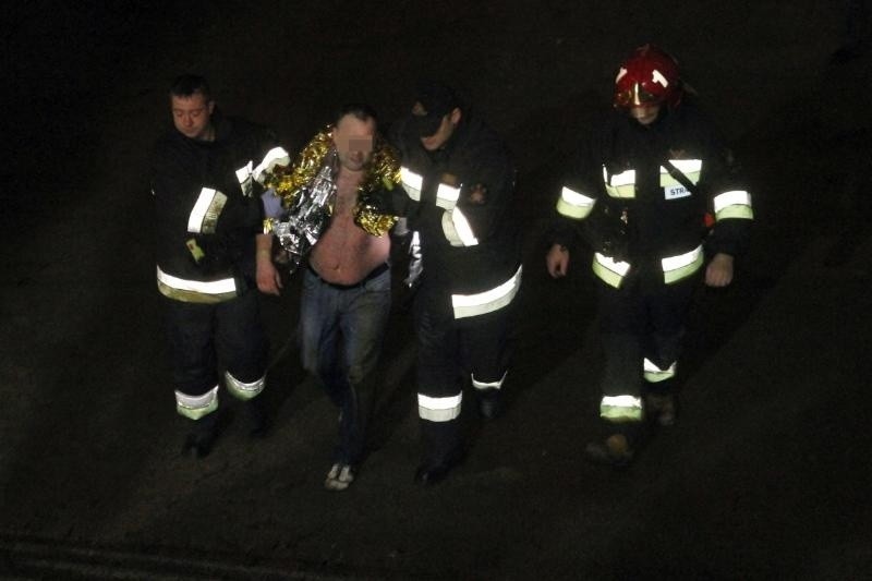 Wrocław: Mężczyzna skoczył do rzeki przy mostach Pomorskich. Uratowali go strażacy (ZDJĘCIA)