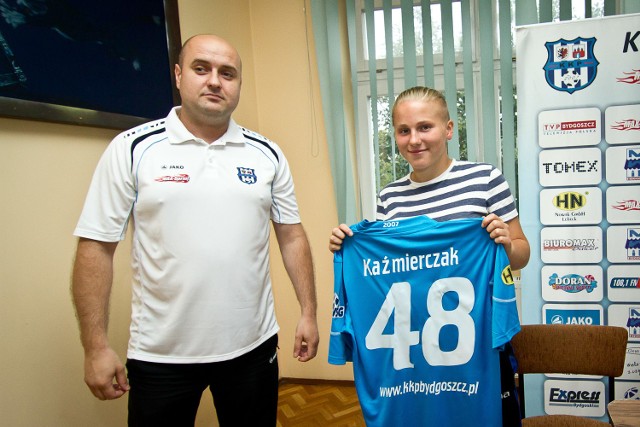 Monika Kaźmierczak jest w KKP już 3 i pół roku. Na zdjęciu po podpisaniu kontraktu z wiceprezesem Szymonem Kowalikiem.