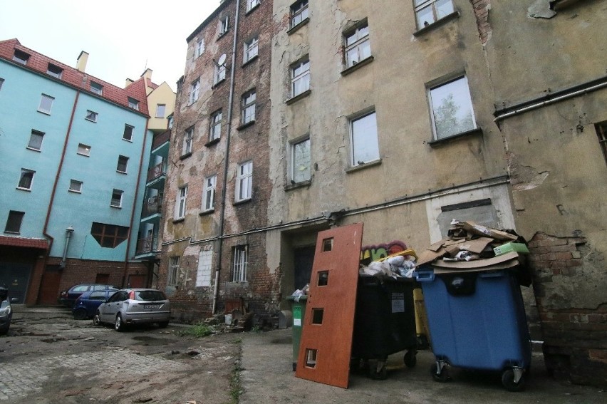 Wrocław: Ludzie zajęli gminną kamienicę i nie chcą jej opuścić. Twierdzą, że mają prawo tam mieszkać. Skończy się w sądzie? [ZDJĘCIA] 