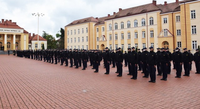 Podchorążowie pierwszego roku Akademii Marynarki Wojennej w Gdyni 16 października składali wojskową przysięgę. Dziś są poddawani przymusowej izolacji w pokojach