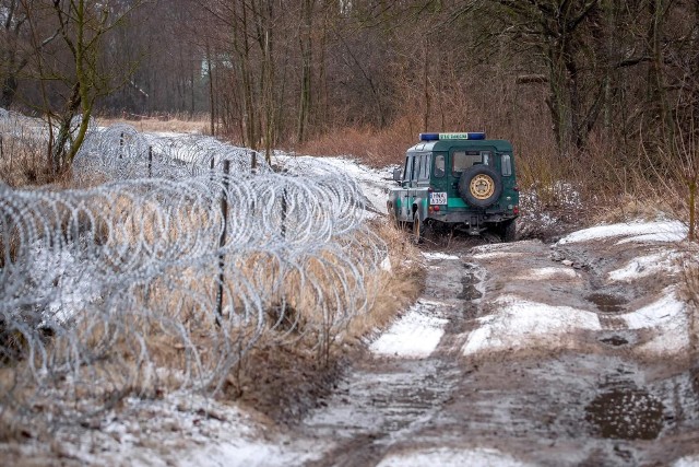 Kolejne nielegalne przekroczenia granicy. W nasze patrole poleciały kamienie