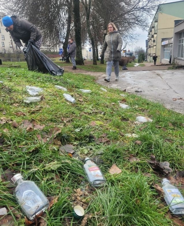 Mnóstwo butelek po alkoholu na trawniku w Kielcach. Sprawy w swoje ręce wzięły osoby z niepełnosprawnościami. Zebrały sześć worków butelek