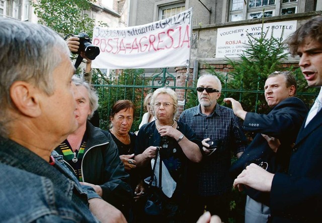 Jajko trafiło posła Jacka Kurskiego w głowę