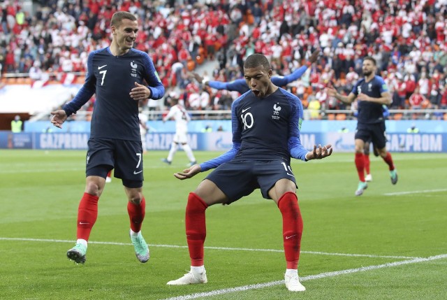 Kylian Mbappe (z prawej) i Antoine Griezmann