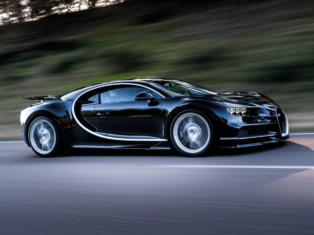 Bugatti ChironSercem hipersamochodu jest umieszczony centralnie motor W16 o pojemności 8 litrów z poczwórnym doładowaniem. Moc 1500 KM dostępna jest przy 6700 obr./min., a 1600 Nm maksymalnego momentu obrotowego pojawia się w przedziale 2000-6000 obr./min. 7-biegowa, dwuprzęgłowa skrzynia biegów przenosi napęd na cztery koła.Fot. Bugatti Chiron