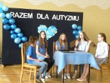 Światowy Dzień Świadomości Autyzmu w Iwaniskach. Dzieci i dorośli na niebiesko. Zobacz zdjęcia