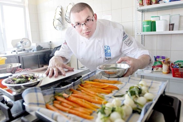 Grzegorz Olejarka, absolwent rzeszowskiego "gastronomika&#8221; to przykład, ze dobry fachowiec jest w cenie. Na Wyspach pnie się na kulinarne szczyty. Jest szefem kuchni w Maxim's Casino London Club. Wcześniej miał praktyki u szkockiego kucharza Gordona Ramsaya, znanego z reality show "Hell's Kitchen&#8221; (piekielna kuchnia). Przed rokiem wygrał program kręcony przez BBC "Iron Chef&#8221; i teraz szykuje się do drugiej edycji, ale w innej roli.