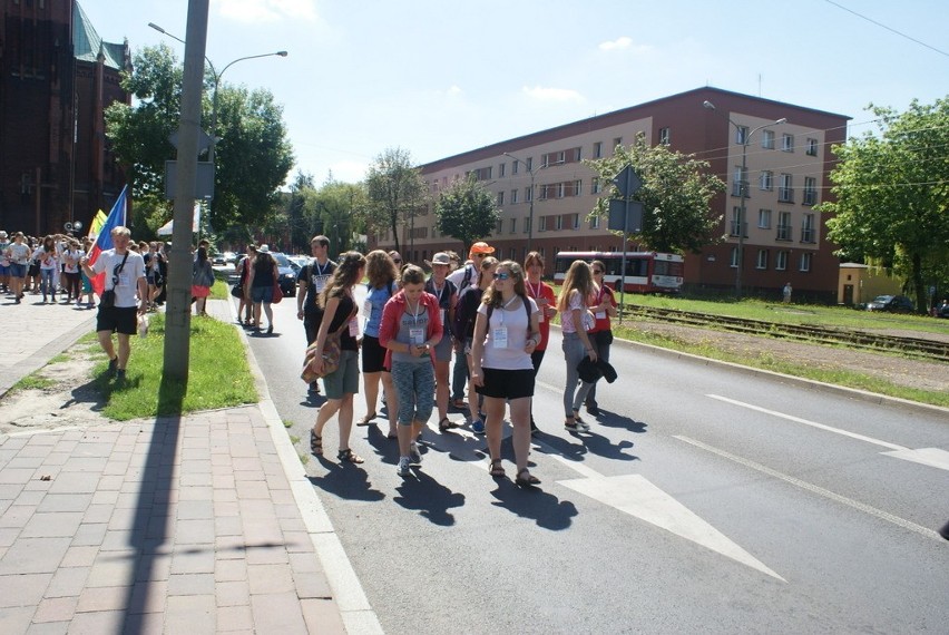 Goście z Włoch i Czech po mszy św. przeszli ulicami miasta...