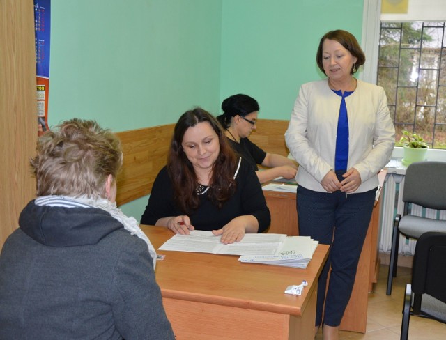 Od rana w Ośrodku Pomocy Społecznej w Staszowie pracuje sześć punktów przyjmowania wniosków. Przyjmowanie wniosków koordynowała kierownik Ośrodka Pomocy Społecznej Jolanta Włoch.