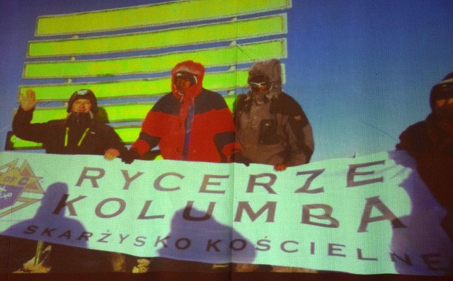 Skarżyszczanin Zbigniew Ścisłowicz na szczycie najwyższej góry w Afryce z przyjaciółmi i rozwiniętym banerem Rycerzy Kolumba.