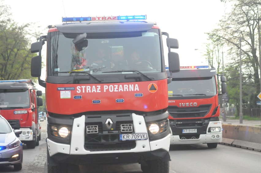 Kraków. Wypadek na ulicy Nowohuckiej. Cysterna przewróciła się i zablokowała drogę