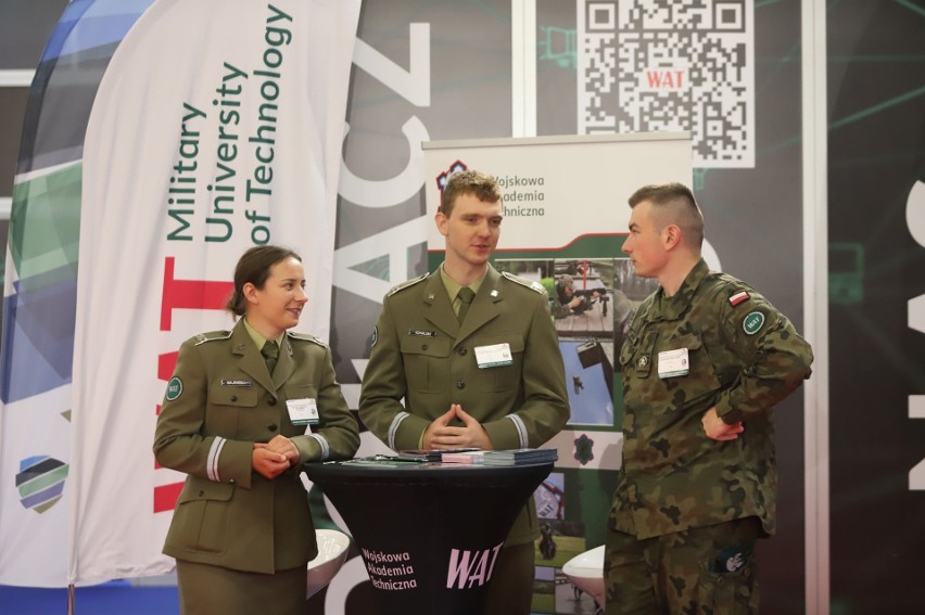 Dzień Otwarty Międzynarodowego Salonu Przemysłu Obronnego w Kielcach przyciągnął tłum. Atrakcjami wystawa Sił Zbrojnych i koncerty. Zdjęcia