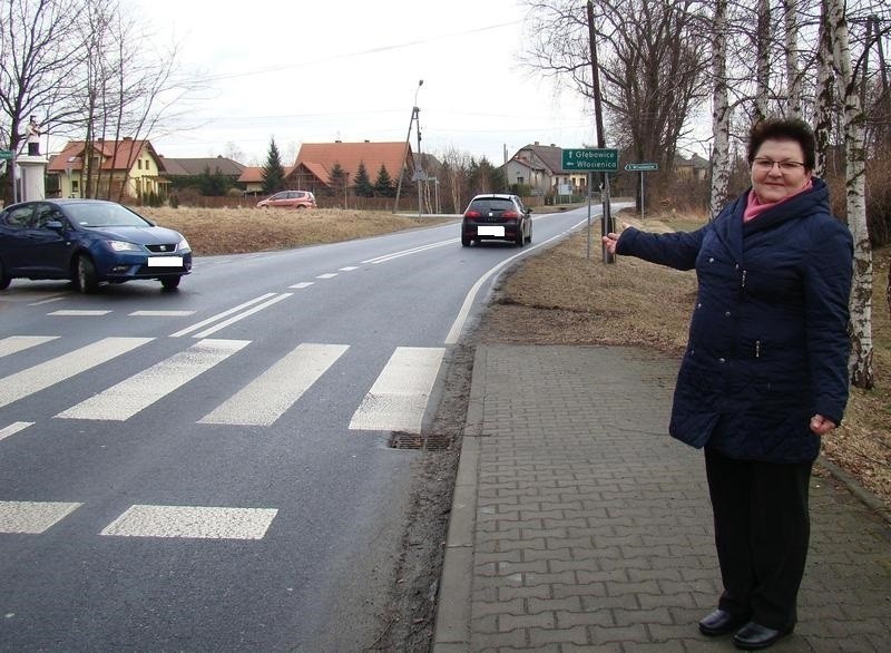 W Porębie Wielkiej droga jest równa i gładka, tyle że chodnika brakuje 