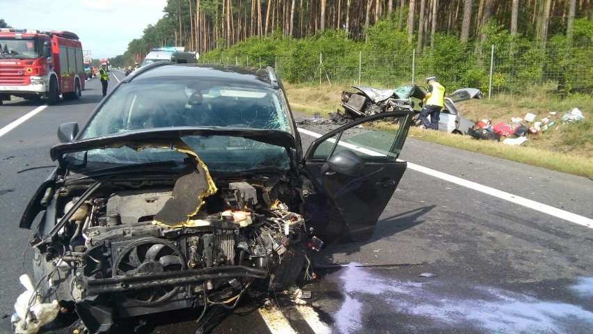 Na miejscu zginęła kierująca jednym z aut około 60-letnia...