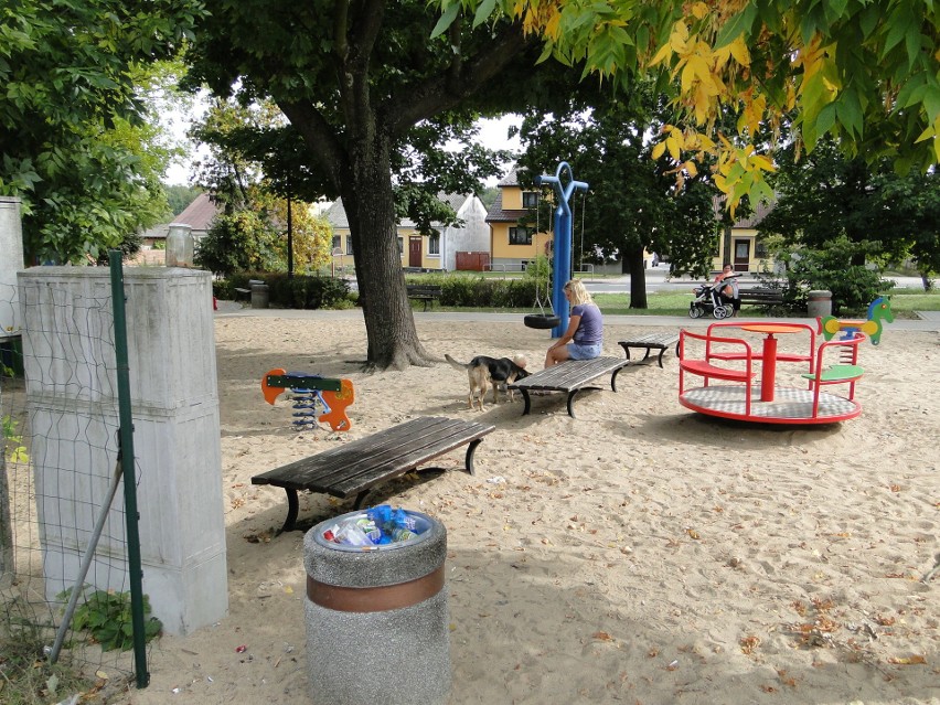 W odnowionym parku dzieci mogą korzystać z placu zabaw.