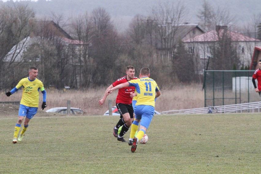 Trzecia liga. Ciekawy mecz w Daleszycach. Spartakus przegrał z Hutnikiem Kraków 0:1 [DUŻO ZDJĘĆ, WIDEO]