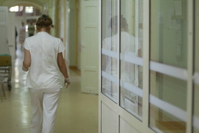 Wiele szpitali w Polsce nie uznało kwalifikacji pielęgniarek i położnych, a co za tym idzie nie wypłaciło im gwarantowanych ustawą podwyżek. W województwie opolskim problem ten dotyczy czterech placówek.