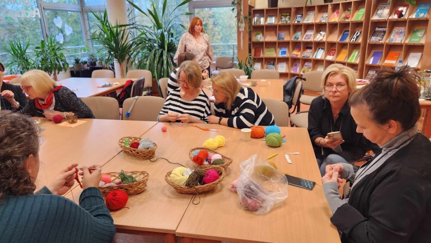 Warsztaty szydełkowania w Bibliotece Pedagogicznej. Poprowadziła je 21.20.2023 Ukrainka Olena Konstantinowa