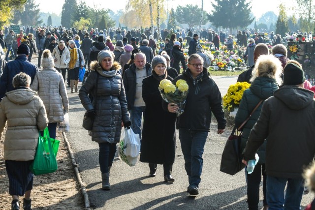 Mieszkańcy Bydgoszczy oraz osoby z innych miast tłumnie odwiedzają groby zmarłych. Mamy zdjęcia z cmentarza komunalnego przy ulicy Wiślanej w Bydgoszczy.