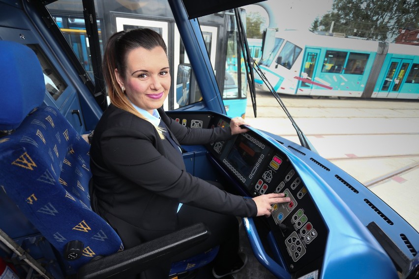 Pasażerowie kupują jej kwiaty i lubią, jak śpiewa w tramwaju...