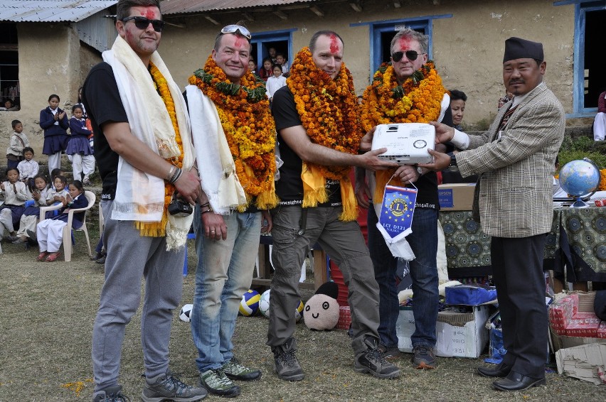 Zgodnie z tradycją w Nepalu gości dekoruje się girlandami.