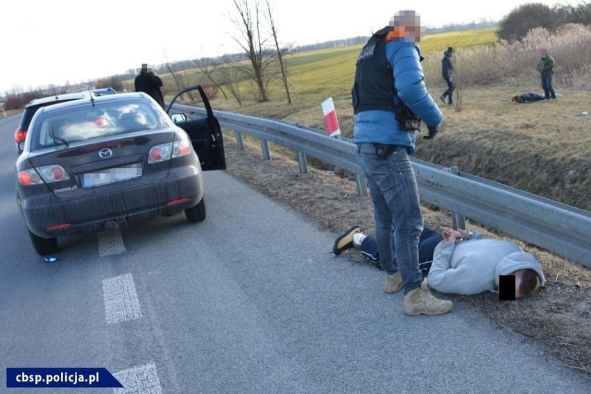 Brawurowa akcja antynarkotykowa CBŚ koło Kędzierzyna-Koźla. Kierowca mazdy potrącił policjanta na obwodnicy Poborszowa