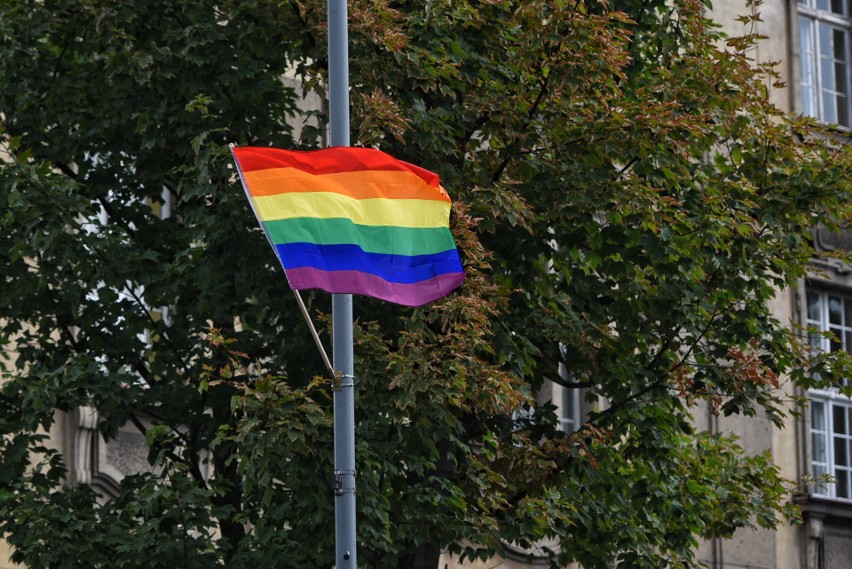 Tęczowe flagi zawisły również na ulicach w centrum Poznania