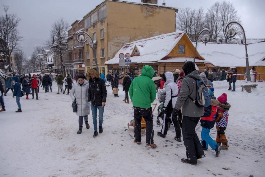 Zakopane przed sylwestrem. Śnieg, tłumy, korki i brak wody [ZDJĘCIA]