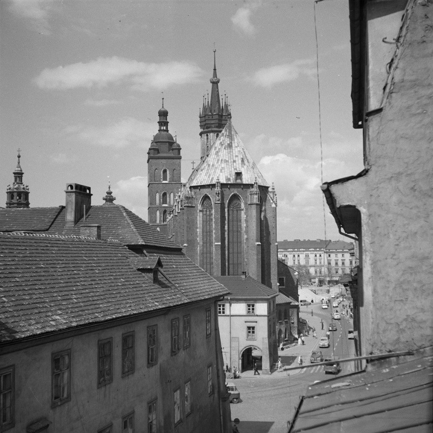 Widok z ul. Mikołajskiej na kościół Mariacki, rok 1962 lub...