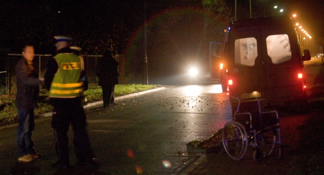 Wrocław 20.11.2013 - Wypadek na Rędzińskiej. Nie żyje niepełnosprawny mężczyzna, który poruszał się na wózku