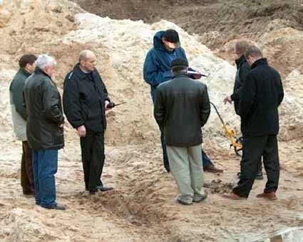 Policja obejrzała kości znalezione w hałdach piachu przy lesie, ale nie jest jeszcze pewna, czy to szczątki Żydów zamordowanych przez Niemców w czasie wojny.