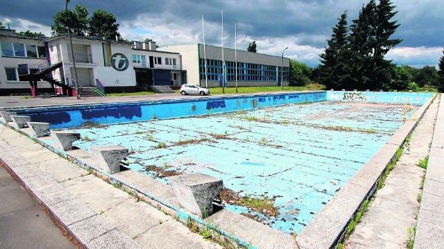 Pięknie położony i kiedyś lubiany przez kielczan basen „Tęczy” przy ulicy Zagnańskiej popada w ruinę. Jest zamknięty od 8 lat, bo klub nie ma pieniędzy na jego uruchomienie, wodę czy chlor.
