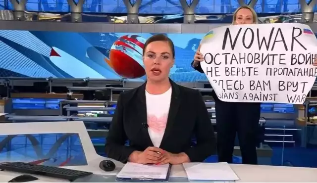 O tym, że telewizja kłamie na temat wojny na Ukraine, próbowała ostrzec Rosjan jeszcze w połowie marca, podczas emitowanych na żywo wiadomości, dziennikarka telewizji Pierwyj Kanał, Marina Owsiannikowa.