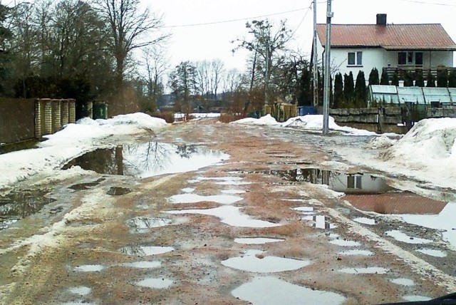 Tak wygląda droga powiatowa łącząca podbiałostockie Olmonty ze Stanisławowem. - To obraz nędzy i rozpaczy. Co odwilż, to i potop. Wszędzie błoto oraz wielkie i głębokie kałuże. Dosłownie powódź - skarżą się ludzie. 