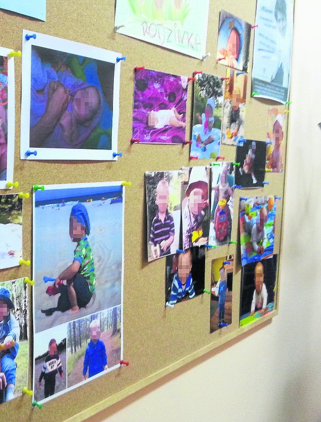 Na specjalnej tablicy na korytarzu ROA wiszą zdjęcia adoptowanych szczęśliwie dzieci.