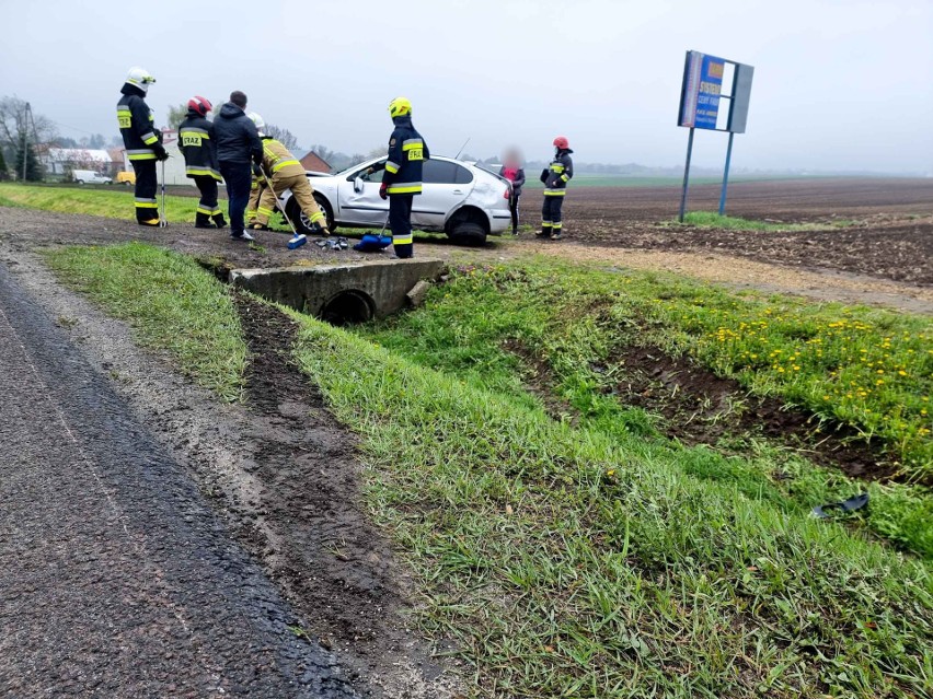 Wypadek na drodze krajowej nr 77 w Zadąbrowiu koło Przemyśla. Dachował młody kierowca seata [ZDJĘCIA]